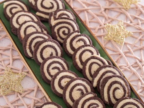 Schwarz-Weiß-Gebäck mit Schokoladen- und Vanillestrudel in Reihen angeordnet.