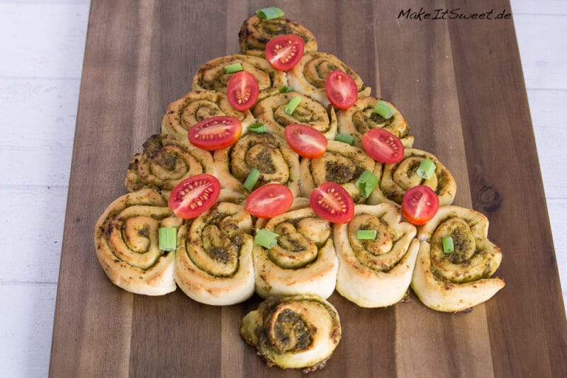 Pesto Tannenbaum - herzhaftes Fingerfood Weihnachten 1 Ein festlicher Pesto-Tannenbaum aus herzhaften Pesto-Röllchen, als Weihnachtsbaum auf einem Holzbrett arrangiert und mit Kirschtomaten und Frühlingszwiebeln belegt - das perfekte Fingerfood Weihnachten.