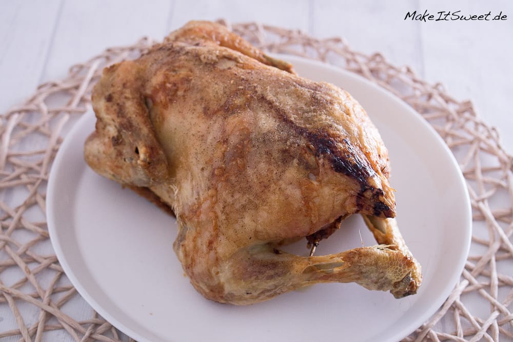 Ganzes gefülltes Hähnchen in der Heißluftfritteuse mit Maronen, Apfel und Zwiebeln 1 Ganzes gefülltes Hähnchen aus der Heißluftfritteuse mit Apfel, Maronen und Zwiebeln gefüllt.