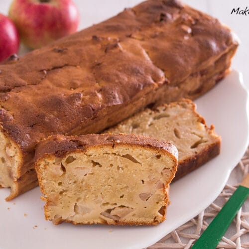 Apfel-Quark-Kuchen aus der Kastenform 3 Apfel-Quark-Kuchen aus der Kastenform auf einem weißen Teller mit Äpfeln und cremiger Quarkfüllung.