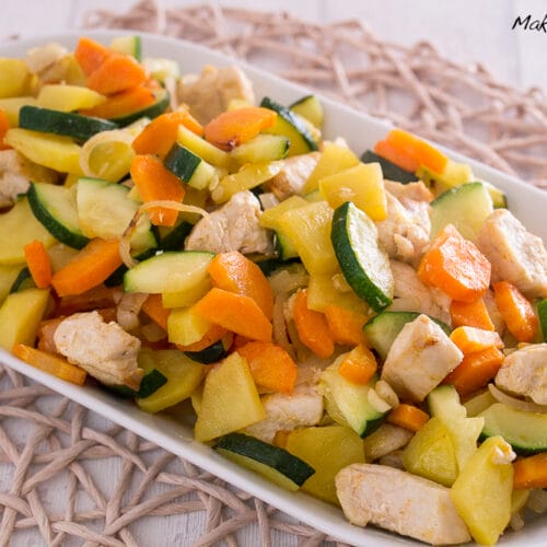 Hähnchenbrust mit Gemüse aus der Heißluftfritteuse 3 Gericht mit gebratenem Huhn, Karotten, Zucchini und Kartoffeln aus der Fritteuse.