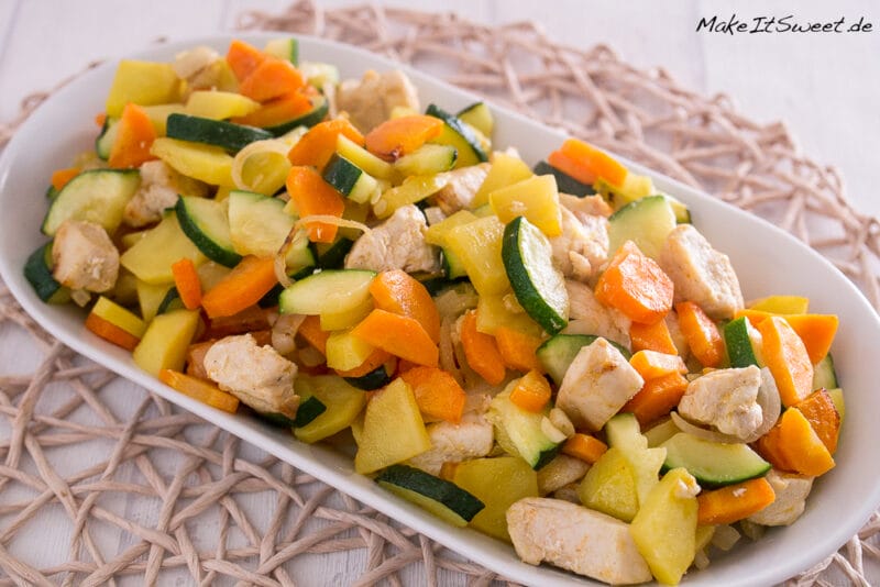 Hähnchenbrust mit Gemüse aus der Heißluftfritteuse 1 Gericht mit gebratenem Huhn, Karotten, Zucchini und Kartoffeln aus der Fritteuse.