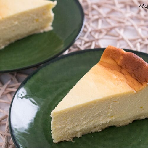 Einfacher, zarter Käsekuchen 3 Zwei Stücke Käsekuchen auf grünen Tellern.