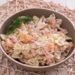 Nudelsalat mit Räucherlachs und Joghurt-Dill-Dressing Nudeln mit Joghurt Soße, Räucherlachs, Dill und Zwiebeln in einer Schüssel.